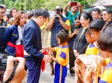 ลงพื้นที่ตรวจราชการเพื่อแก้ไขปัญหาความเดือดร้อนของเกษตรกรด้านแหล่งน้ำ ในพื้นที่จังหวัดนครศรีธรรมราช โดยมี นายประวัติ แดงบรรจง รองอธิบดีกรมส่งเสริมสหกรณ์ และผู้บริหารหน่วยงานสังกัดกระทรวงเกษตรและสหกรณ์ ร่วมลงพื้นที่ ณ โรงเรียนบ้านน้ำร้อน ตำบลสี่ขีด อำเภอส ... พารามิเตอร์รูปภาพ 19